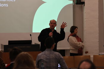 Head ,Electronic device ,Outerwear ,Audio equipment ,Presentation.