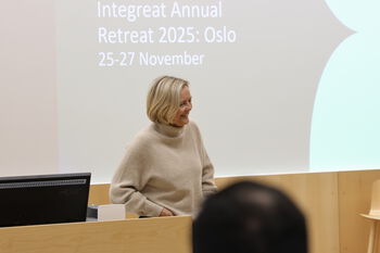 Shoulder ,Electronic device ,Presentation ,Speech ,Spokesperson.
