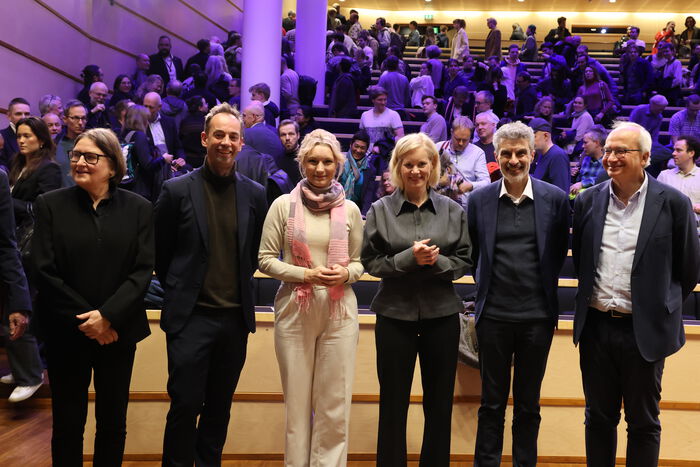 agnhild Hennum (rektor ved Universitetet i Oslo), Malcolm Langford (ledelsen i TRUST), Karianne Tung (leder for digitalisering og offentlig styring), Sigrun Aasland (forsknings- og høyere utdanningsminister), Yoshua Bengio og Arnoldo Frigessi (leder for TRUST).