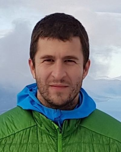 Bildet kan inneholde: jakke, øyenbryn, ansikt, ansiktshår, munn.