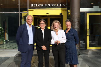 smil ,stående ,interiørdesign ,gulvbelegg ,frakk.