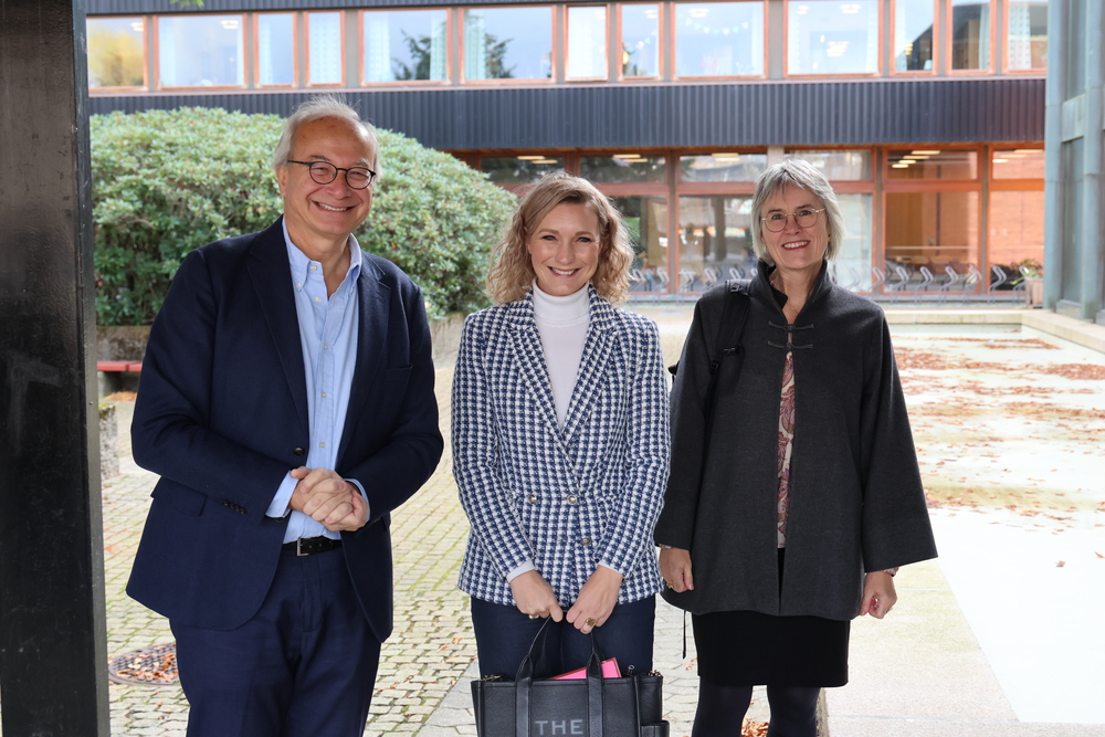 Fra venstre: Integreat-senterleder Arnoldo Frigessi, digitaliserings- og forvaltningsminister Karianne Tung, og UiOs viserektor for klima, miljø og tverrfaglighet, Mette Halskov Hansen.