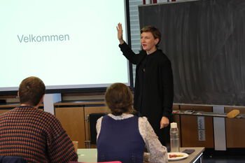 presentasjon ,møbler ,lærer ,klasserom ,foredrag.